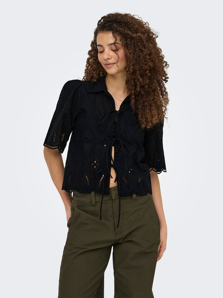 Onlfrani S/s Emb Bow Top Wvn - Zwart